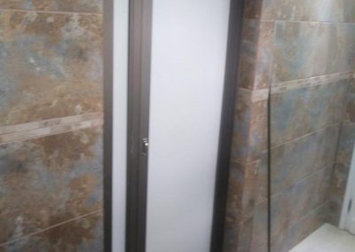 24-servicios-puerta-banÌƒo-aluminios-y-vidrios-genesis
